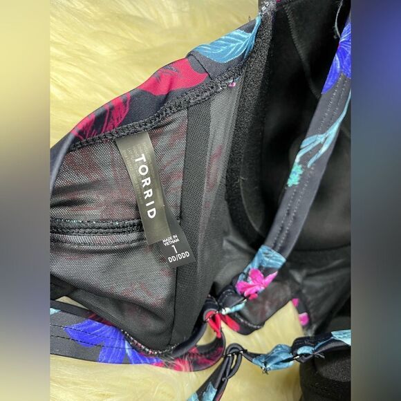 Torrid Mystical Forest Floral-Black swim top only sz 1X DD/DDD - Picture 3 of 7